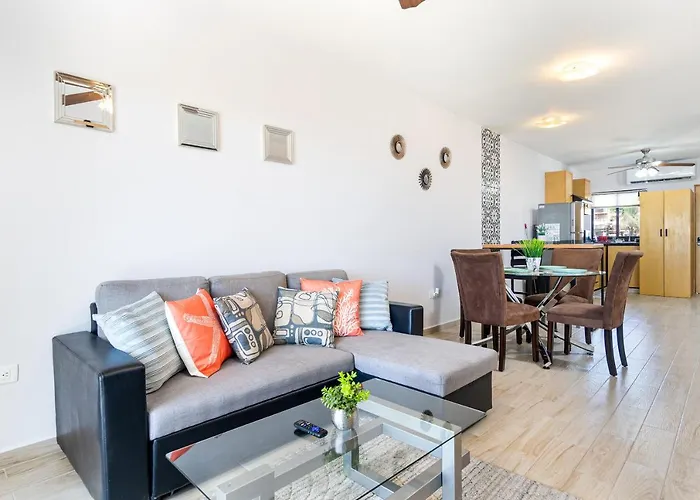 Apartment Stunning 2 Bedroom, 2 Bathroom Just A 5 Minute Drive To The *