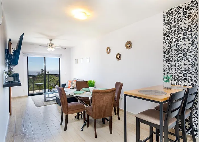 Stunning 2 Bedroom, 2 Bathroom Just A 5 Minute Drive To The *