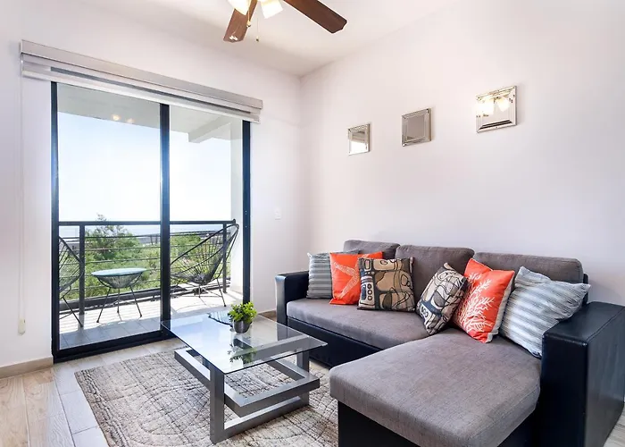 Stunning 2 Bedroom, 2 Bathroom Just A 5 Minute Drive To The Apartment