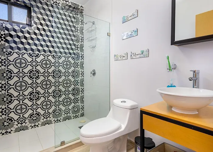 Stunning 2 Bedroom, 2 Bathroom Just A 5 Minute Drive To The *