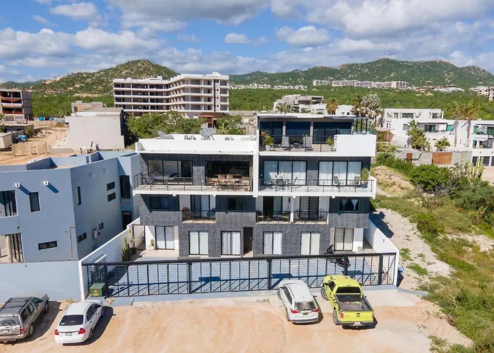 Stunning 2 Bedroom, 2 Bathroom Just A 5 Minute Drive To The *