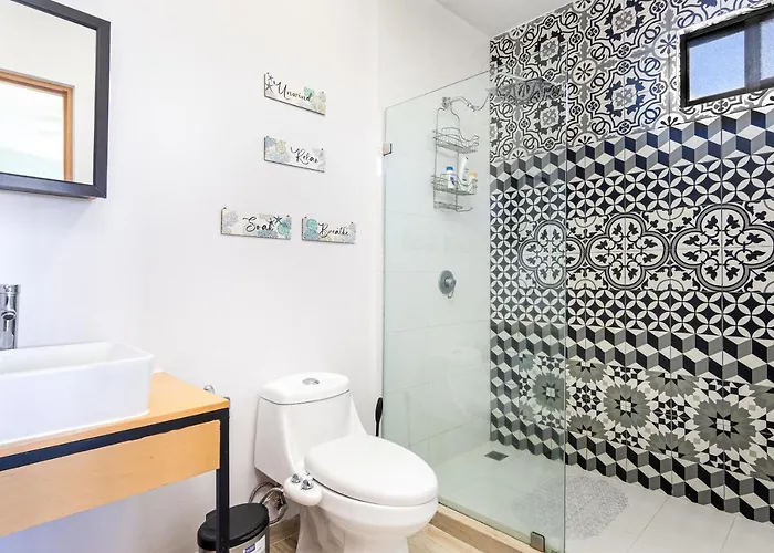 Stunning 2 Bedroom, 2 Bathroom Just A 5 Minute Drive To The *